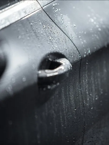 Carrocería con gotas de agua